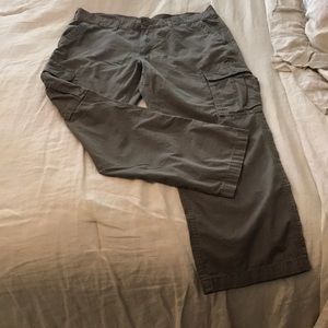 Gap men’s cargo pants olive green